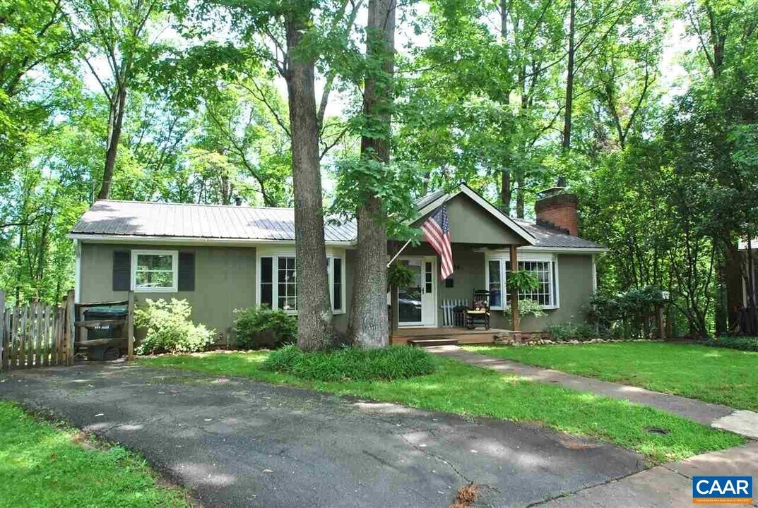 114 Elkhorn Rd in Charlottesville, VA - Building Photo
