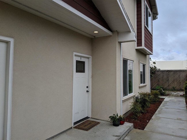 21709 Meekland Ave-Unit -D in Hayward, CA - Building Photo - Building Photo