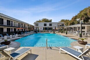 The Ashley at Bluffview Apartments in Dallas, TX - Building Photo