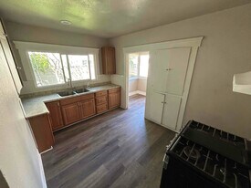 411 W Chestnut Ave in Santa Ana, CA - Building Photo
