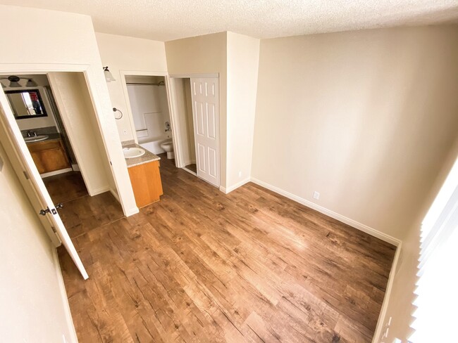 The Nordhoff Apartments in North Hills, CA - Foto de edificio - Building Photo