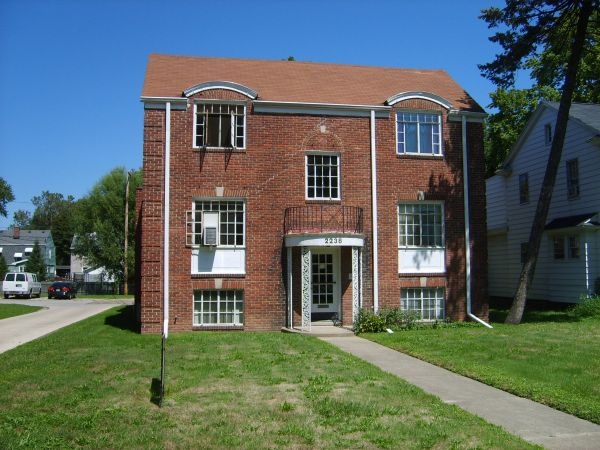 2238 W Sylvania Ave in Toledo, OH - Building Photo