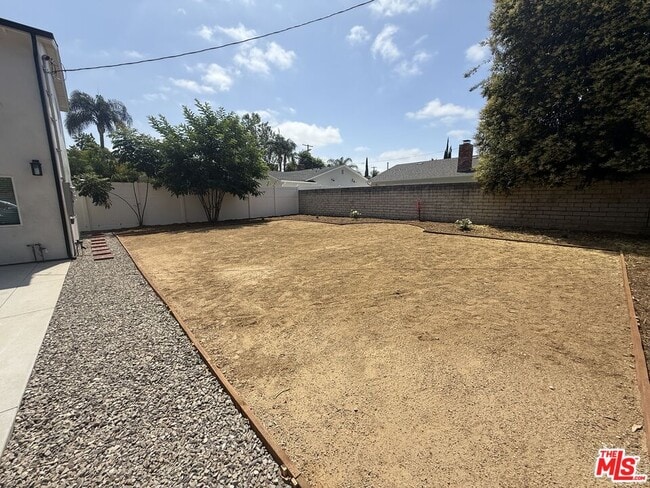 5756 Fallbrook Ave in Los Angeles, CA - Building Photo - Building Photo