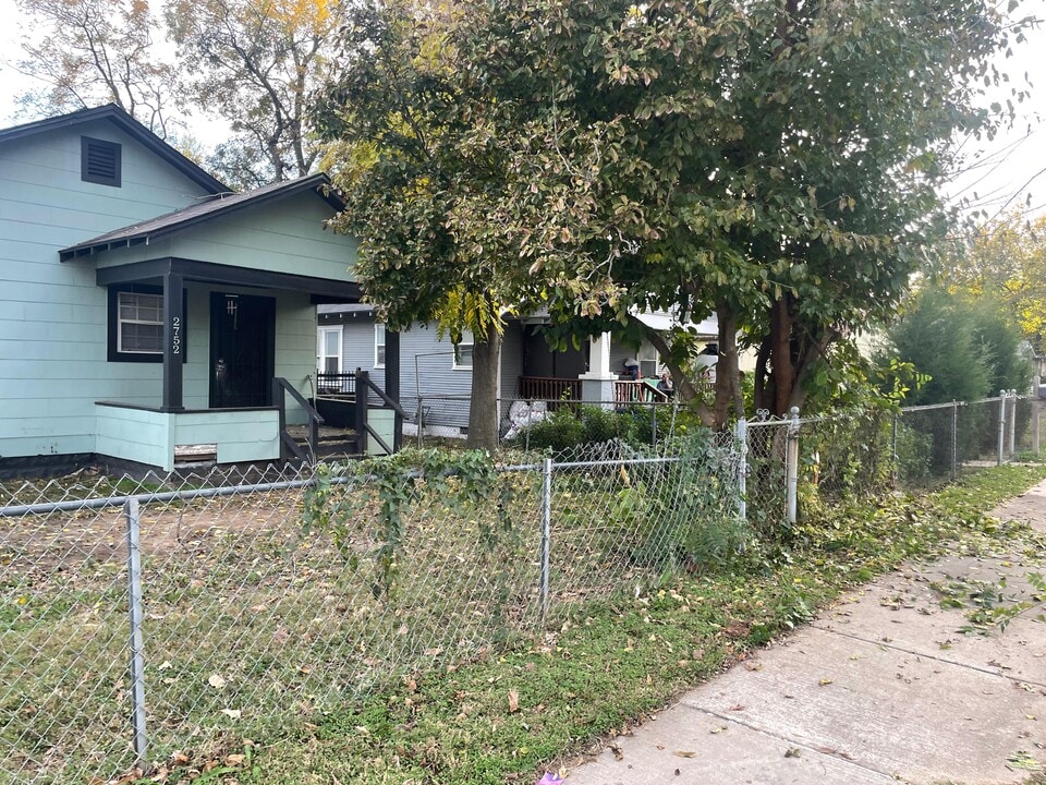 2752 E Archer St in Tulsa, OK - Foto de edificio