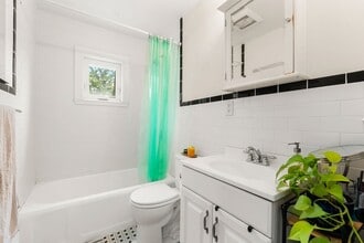 2 Garden Ct, Unit #4 in Cambridge, MA - Foto de edificio - Building Photo