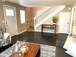 5635 SE 84th Ave in Portland, OR - Foto de edificio - Building Photo