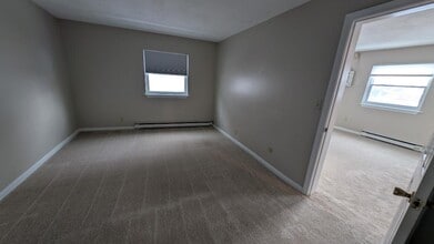 34 Central St, Unit #9 in Ipswich, MA - Foto de edificio - Building Photo