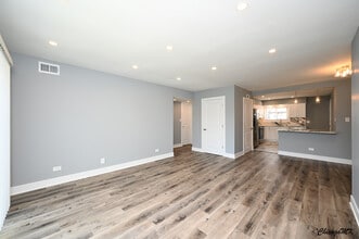 9381 Bay Colony Dr in Des Plaines, IL - Building Photo - Building Photo