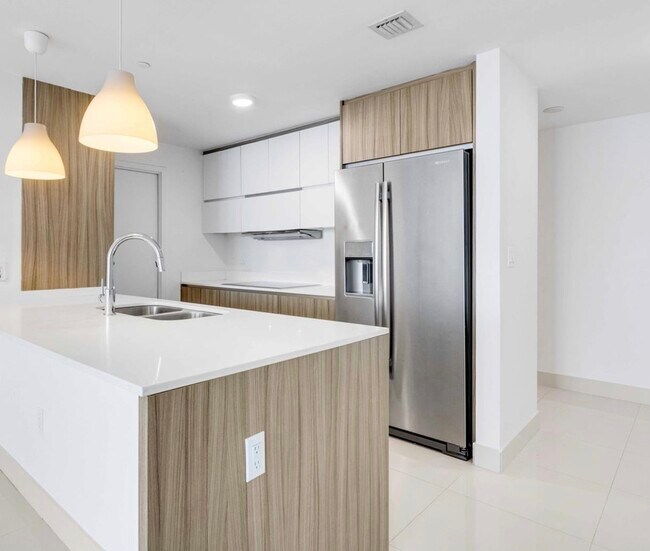 600 NE 27th St, Unit 3102 in Miami, FL - Building Photo - Building Photo