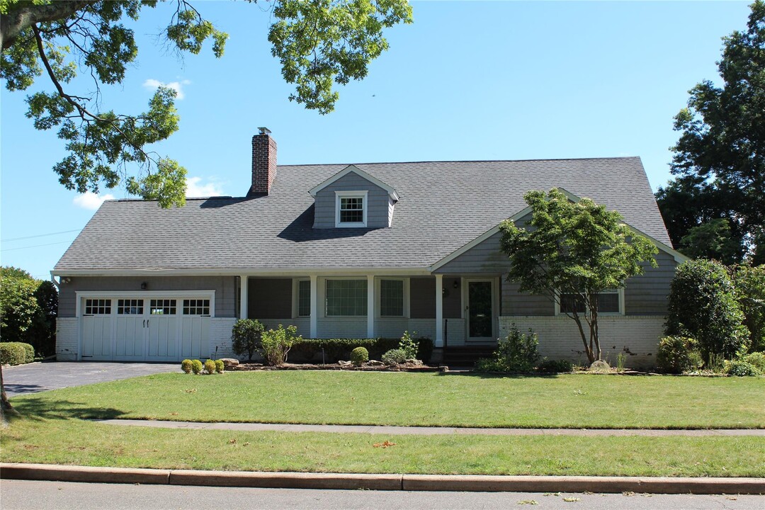 14 St Pauls Pl in Garden City, NY - Building Photo