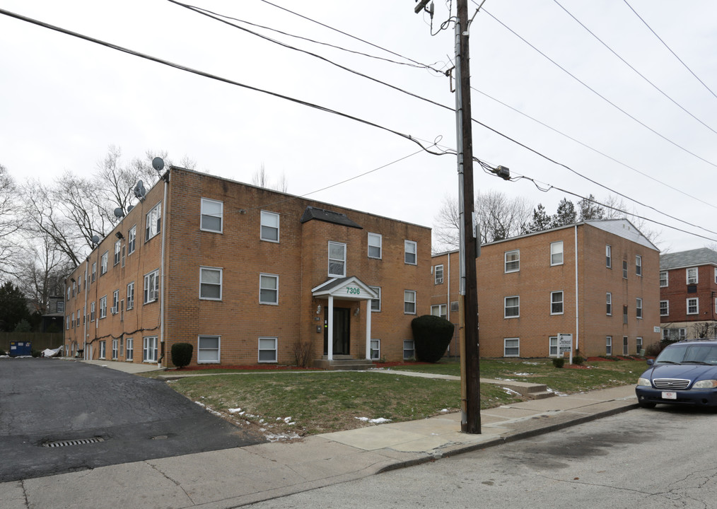 Crestwood Apartments in Philadelphia, PA - Building Photo