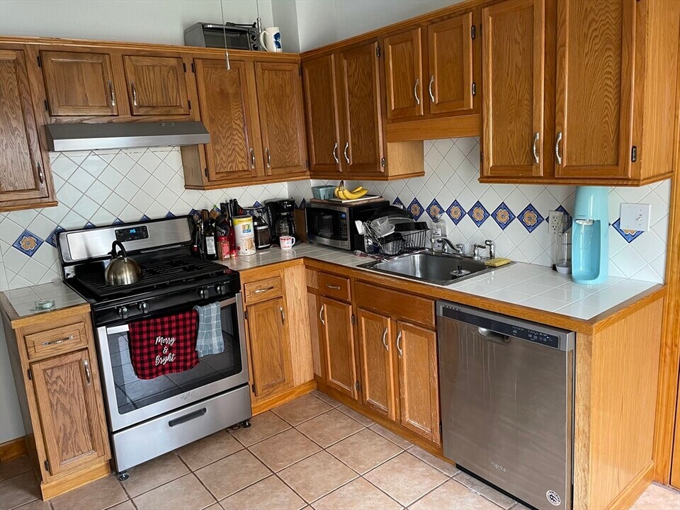 27 Princeton St, Unit 1R in Somerville, MA - Building Photo