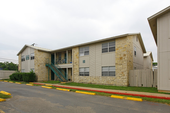 Mosscliff Apartments in San Marcos, TX - Building Photo - Building Photo