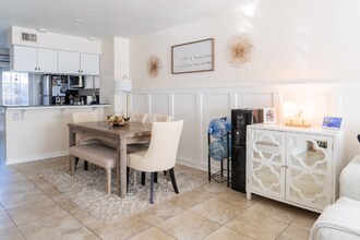 3312 W Wyoming Cir in Tampa, FL - Foto de edificio - Building Photo