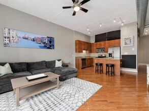 3125 W Fullerton Ave, Unit 317 in Chicago, IL - Foto de edificio - Building Photo