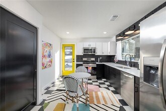 568 E Rebecca St in Fayetteville, AR - Building Photo - Building Photo