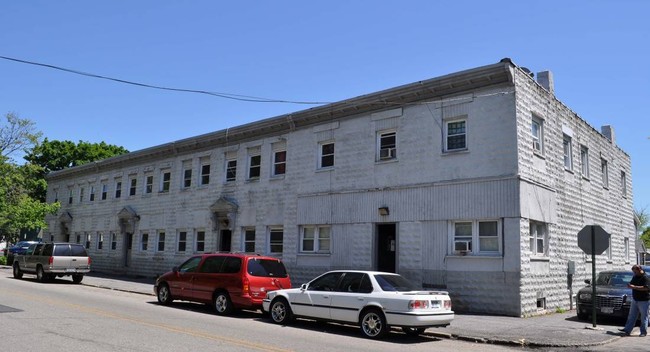 50-56 West St in Spring Valley, NY - Foto de edificio - Building Photo