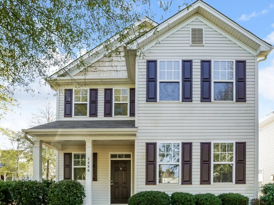 7436 Alluvial Dr in Huntersville, NC - Foto de edificio