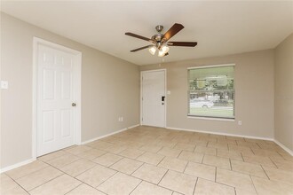 7608 Lakeside Woods Dr in Orlando, FL - Building Photo - Building Photo