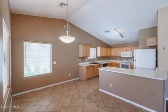 15230 W Crocus Dr in Surprise, AZ - Foto de edificio - Building Photo