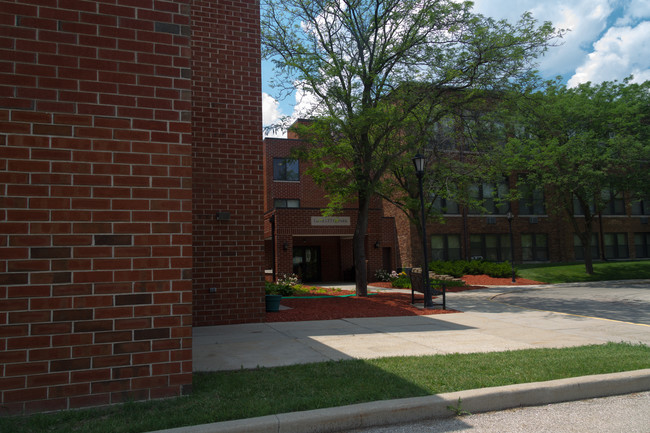 La Follette Park in Milwaukee, WI - Building Photo - Building Photo