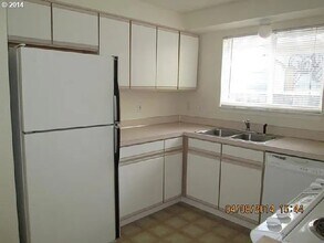 1095 W Brown Ave, Unit 1093 in Roseburg, OR - Building Photo - Building Photo