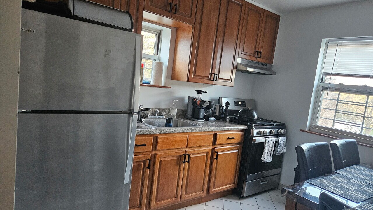 5441 Post Rd, Unit 2 in Bronx, NY - Building Photo