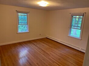 213 Russell St in Hadley, MA - Building Photo - Building Photo