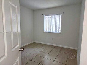 11831 SW 247th Ter in Princeton, FL - Foto de edificio - Building Photo