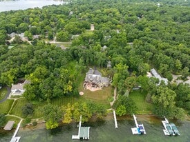 695 Cedar Point Dr in Williams Bay, WI - Building Photo