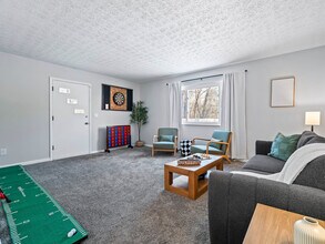 670 Treeside Dr in Akron, OH - Building Photo - Building Photo