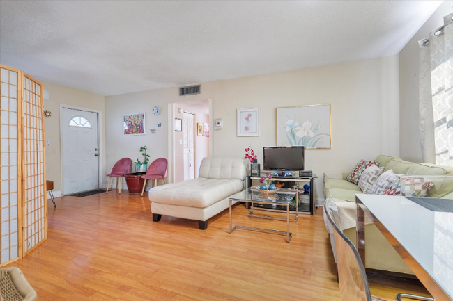 714 NE 10th St in Hallandale Beach, FL - Building Photo - Building Photo