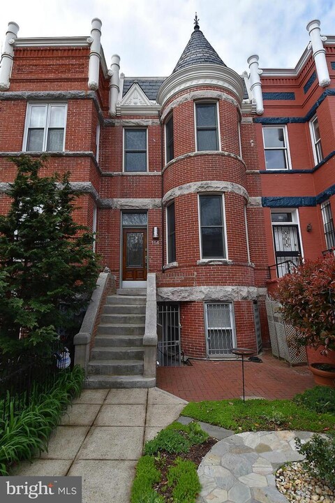 114 12th St NE, Unit Big Bright English Bsmt in Washington, DC - Building Photo