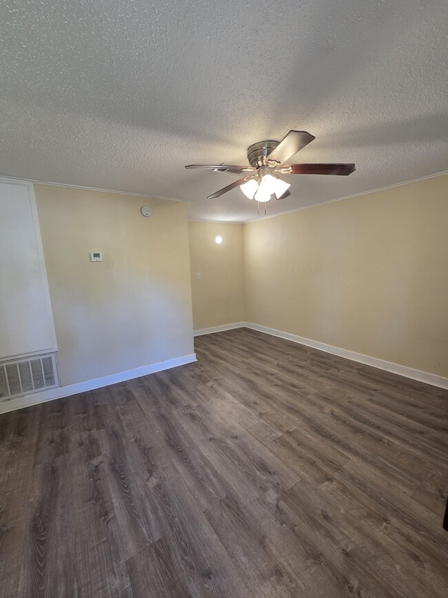 401 W Dewey Ave in Orange, TX - Building Photo - Building Photo