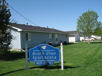 South Pine Apartments in Hastings, NE - Foto de edificio