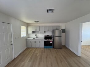 10541 SW 184th St in Cutler Bay, FL - Building Photo - Building Photo