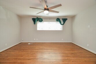 10050 Haddington Dr in Houston, TX - Building Photo - Building Photo