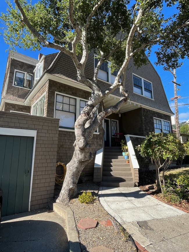 2644 Benvenue Ave, Unit Large Flat in the Elmwood