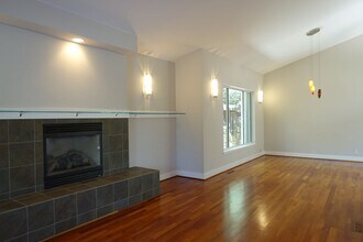 433 Azalea Way in Los Altos, CA - Building Photo - Building Photo