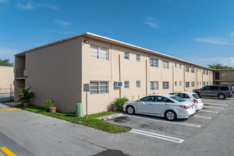 VILLAS OF WEST BIRD CONDO in Miami, FL - Building Photo - Building Photo