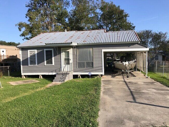 property at 1495 Henderson Hwy