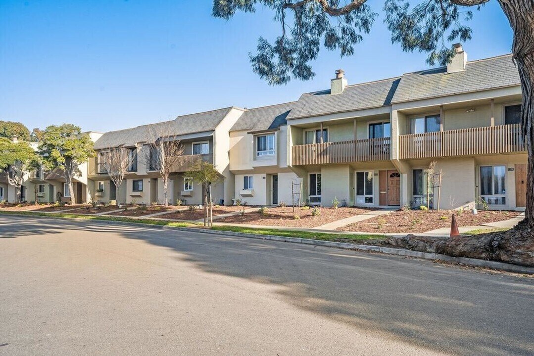 1130 Fontana Dr in Alameda, CA - Building Photo