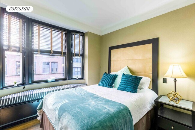 12 W 44th St in New York, NY - Building Photo - Building Photo