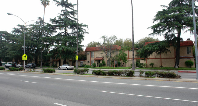 Sherman Pines in Van Nuys, CA - Building Photo - Building Photo