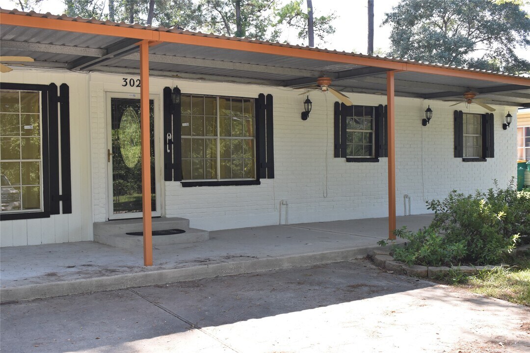 302 Arrowhead Dr in Montgomery, TX - Building Photo