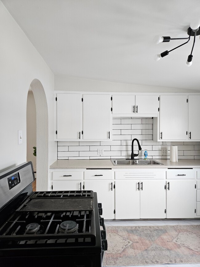 property at 1308 W Linn St