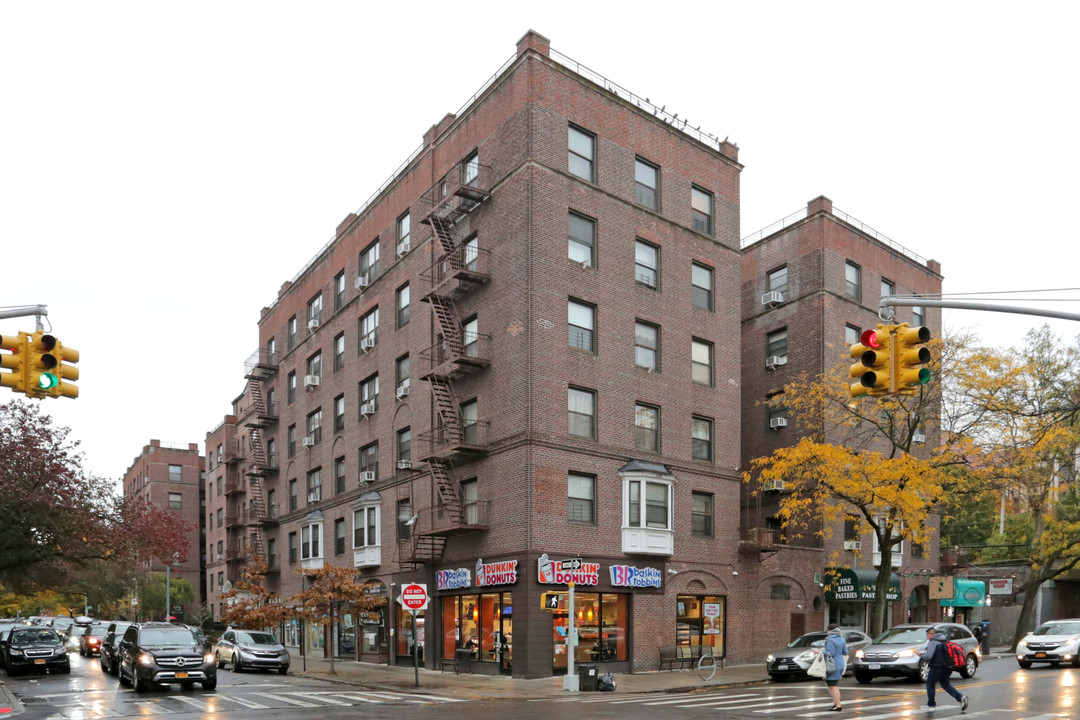 7320 Austin St in Flushing, NY - Foto de edificio