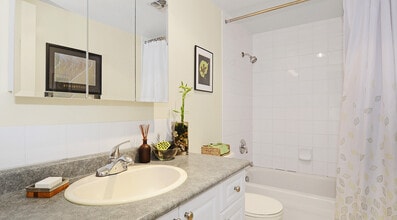 1370 Clyde Ave in West Vancouver, BC - Building Photo - Building Photo