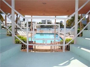 6881 Bay Dr in Miami Beach, FL - Foto de edificio - Building Photo