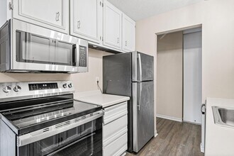 802 Old Settlers Trl, Unit 8 in Hopkins, MN - Building Photo - Building Photo